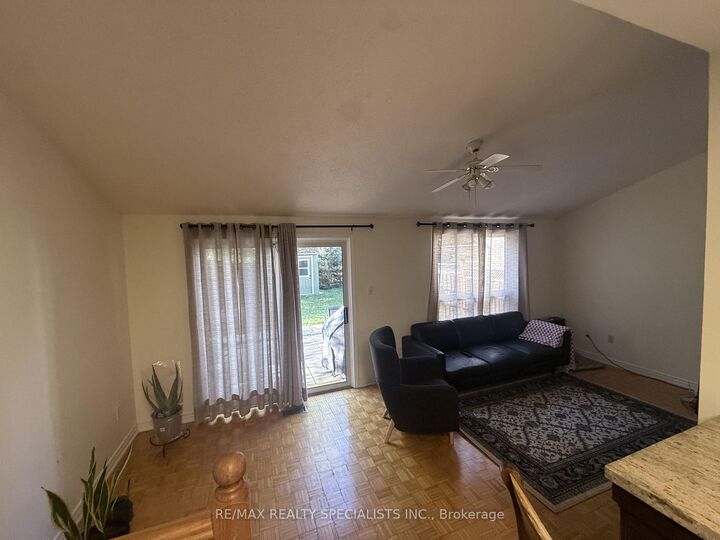 Property Photo:  2535 Raglan Court Main &Amp 2nd  ON L5M 5L5 