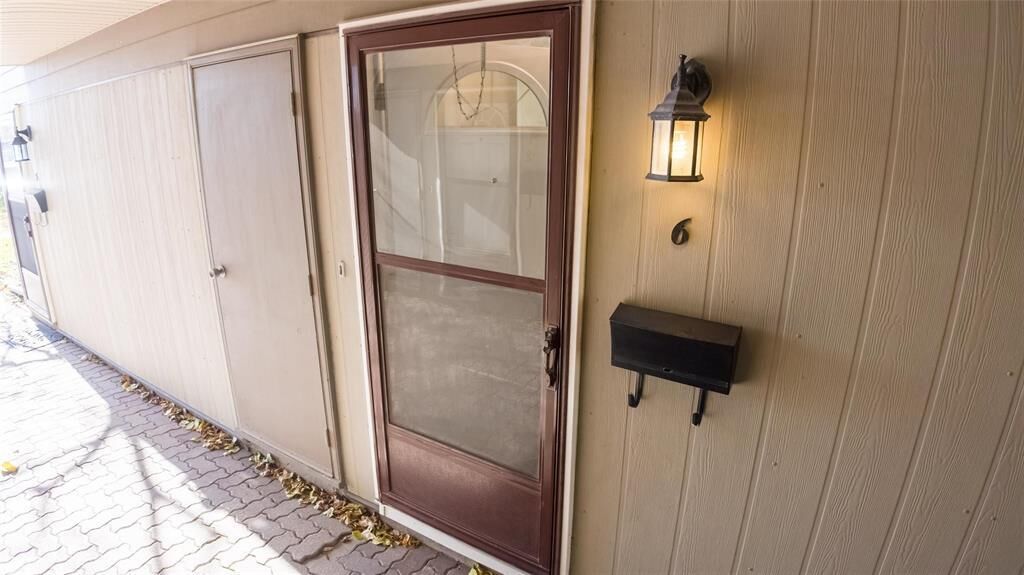 Property Photo:  520 Kenaston Boulevard  MB R3N 1Z1 