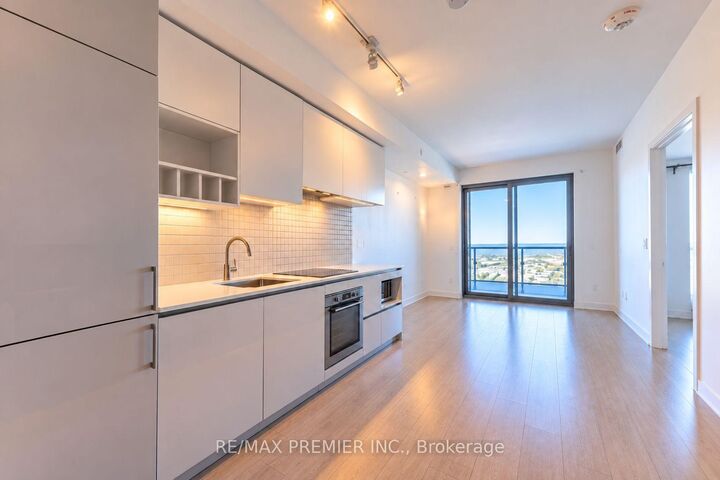 Property Photo:  950 Portage Parkway 5901  ON L4K 0J7 