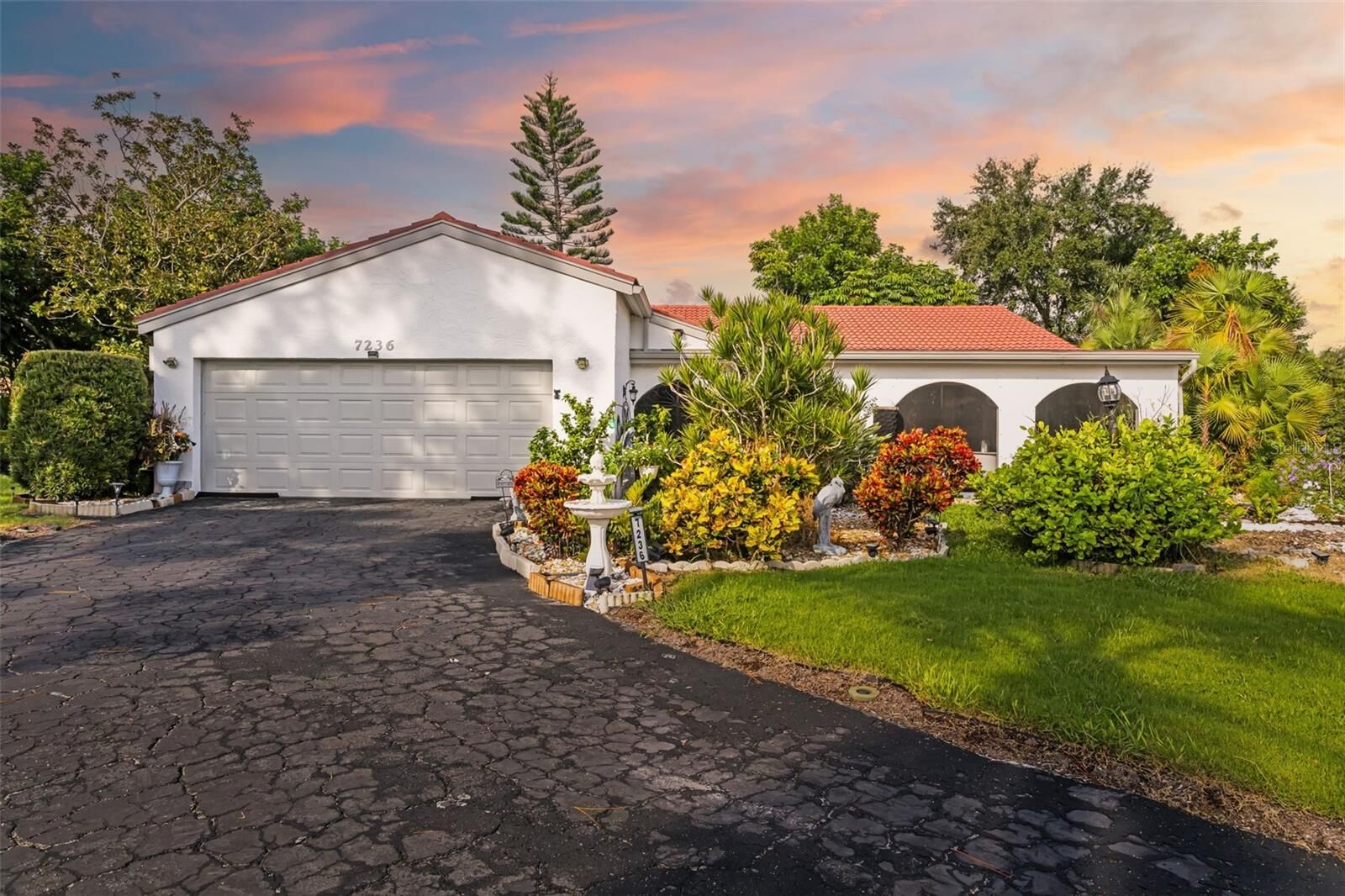 Property Photo: 7236 Las Casas Dr FL 34243