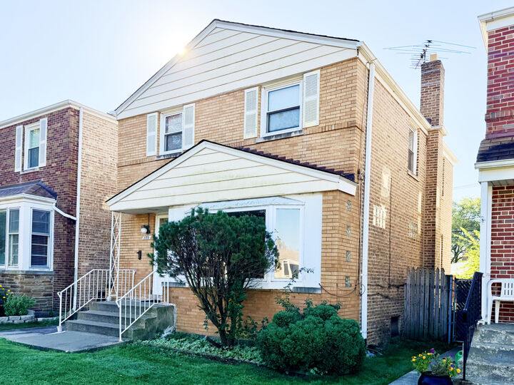 Property Photo: 3129 W Birchwood Avenue IL 60645