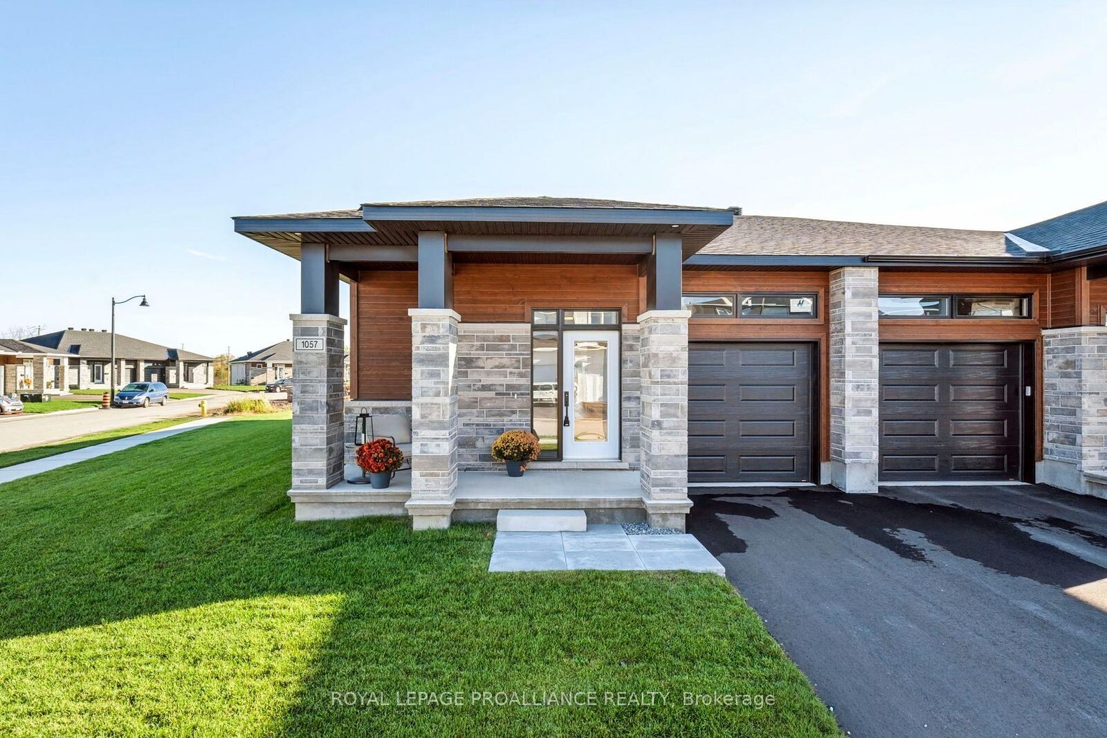 Property Photo:  1057 Moore Street  ON K6V 0H1 