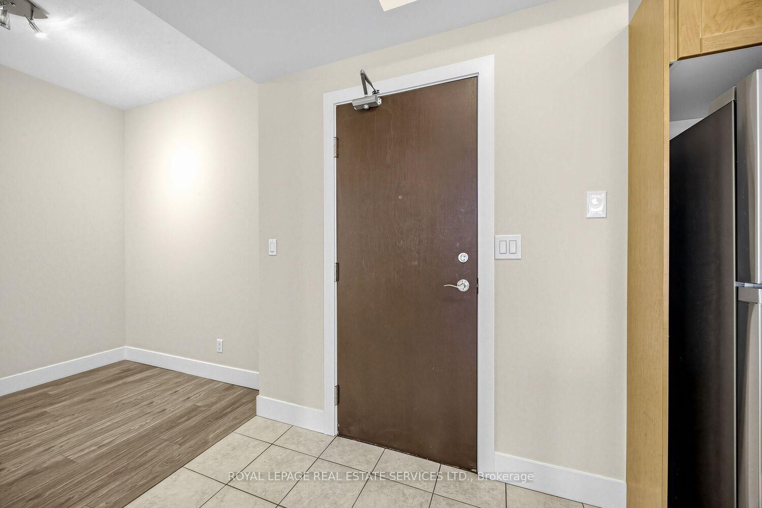 Property Photo:  1359 Rathburn Road E 1704  ON L4W 5P7 