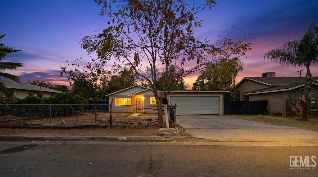 Property Photo:  233 E 5th Street  CA 93307 