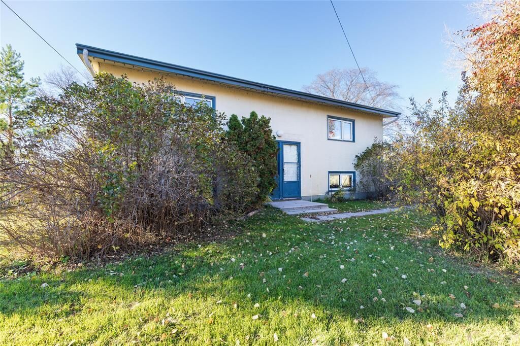Property Photo:  93 Vandale Street  MB R5H 1B8 