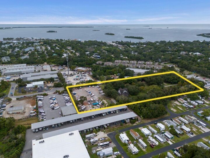 Property Photo: 109 Old Oak Lane FL 34683