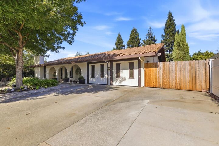 Property Photo: 625 Estrella Place CA 95616