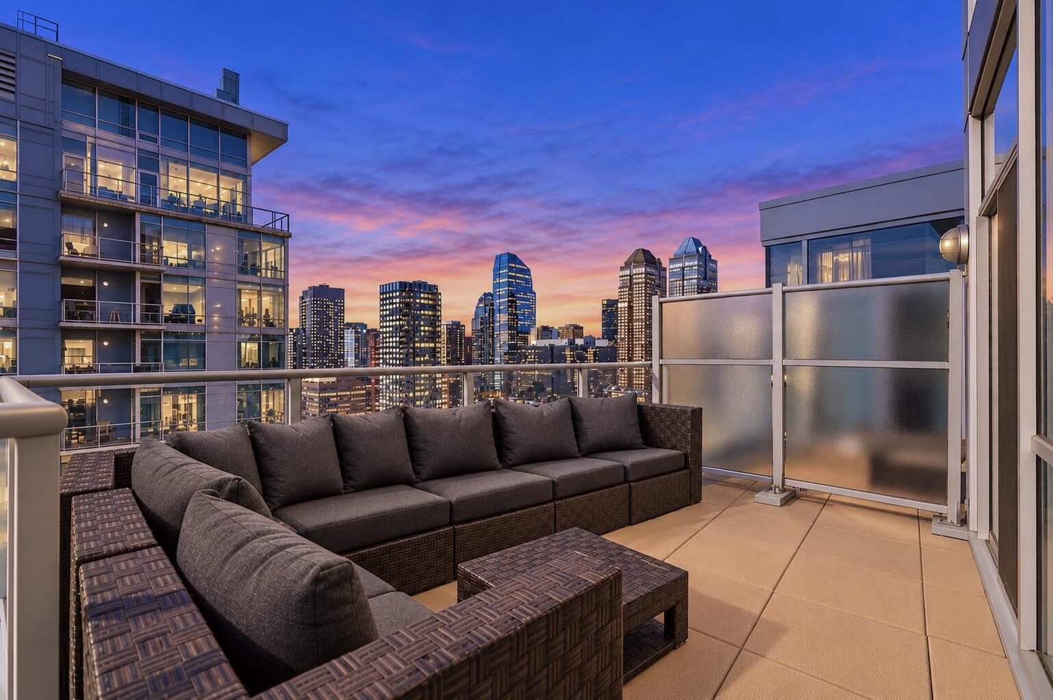 Property Photo:  135 13 Avenue SW 2206  AB T2R 0W8 