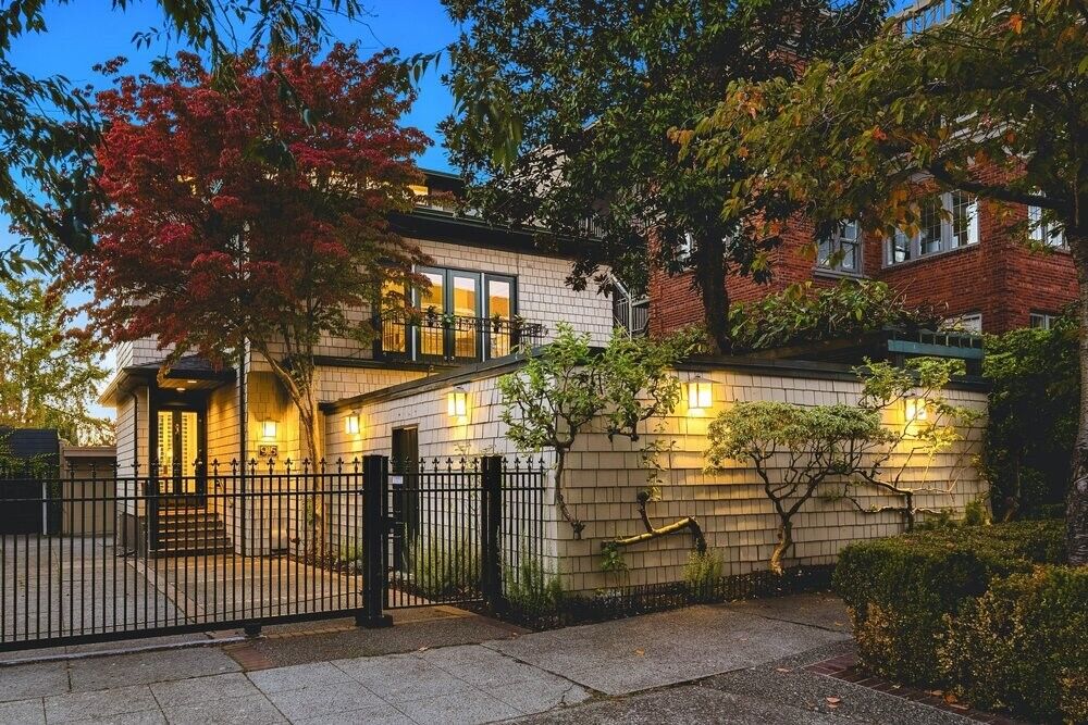 Property Photo: 915 11th Avenue E WA 98102