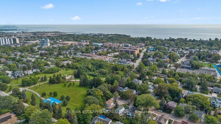 Property Photo:  253 Eaglewood Boulevard  ON L5G 1V9 