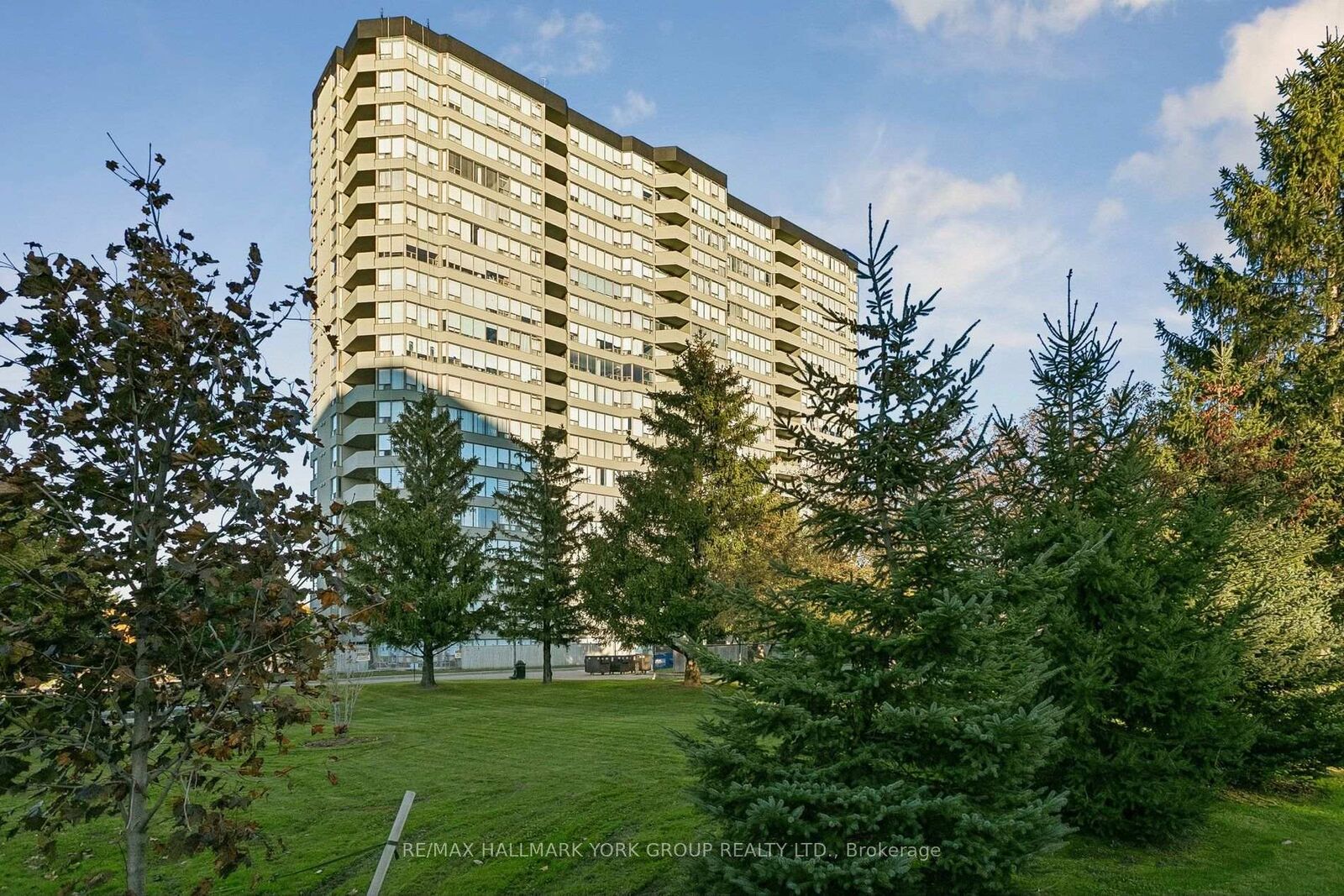 Property Photo: 700 Constellation Drive 1909 ON L5R 3G8