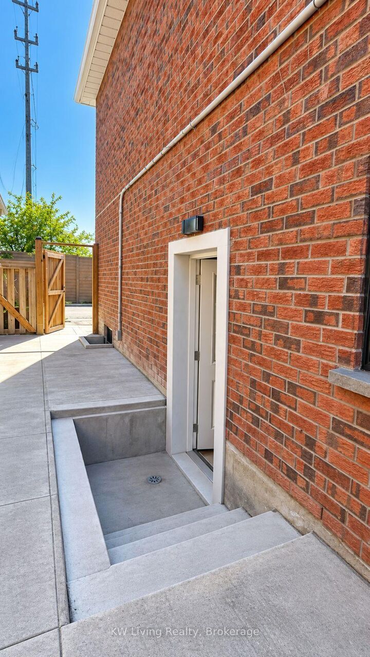 Property Photo:  4361 Violet Road  ON L5V 1J8 