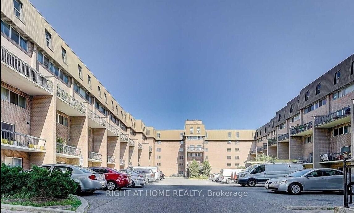 Property Photo:  165 Cherokee Boulevard 149  ON M2J 4T7 