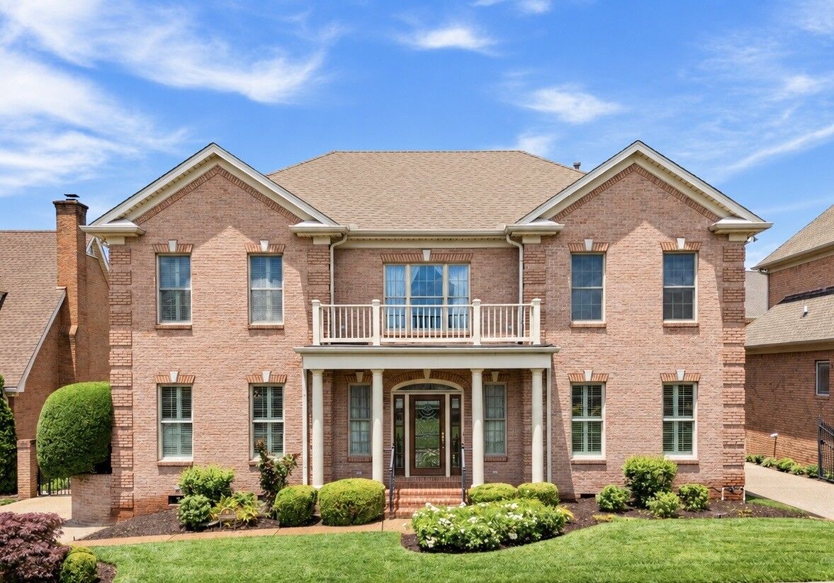 Property Photo:  111 Carriage Way  TN 37075 