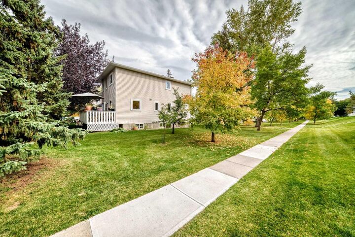 Property Photo:  555 Killarney Glen Court SW  AB T3E 7H4 