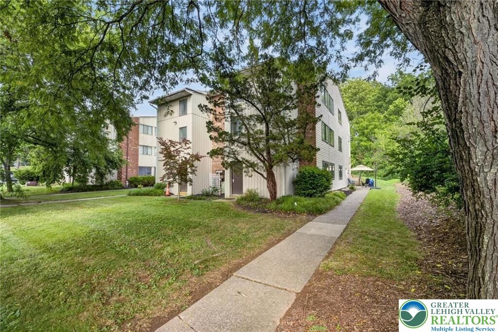 Property Photo:  1547 Creekside Road  PA 18052 