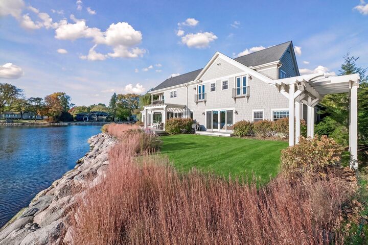 Property Photo:  1105 Ferndale Road W  MN 55391 