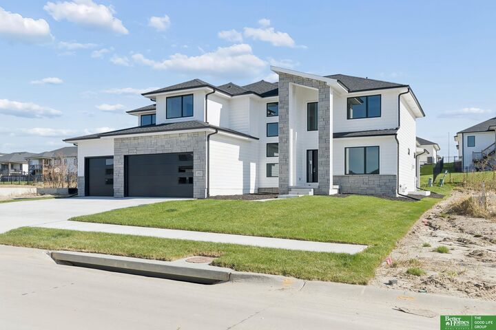Property Photo:  5427 N 213th Avenue  NE 68022 