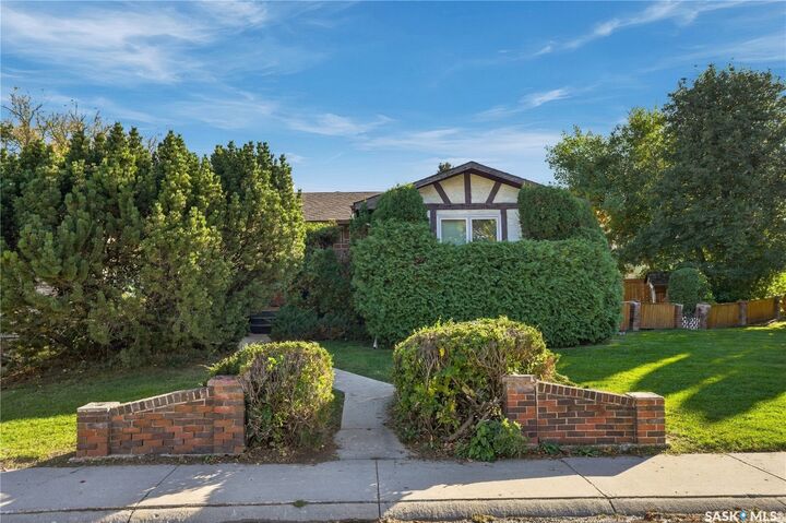 Property Photo:  427 Poth Way  SK S7M 4V8 