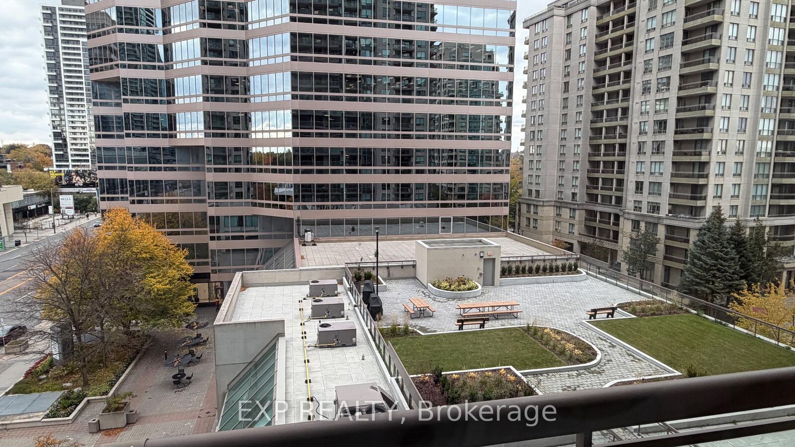 Property Photo: 18 Parkview Avenue 716 ON M2N 7H7