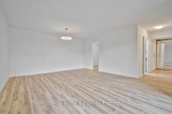 Property Photo:  1535 Lakeshore Road E 205  ON L5E 3E2 