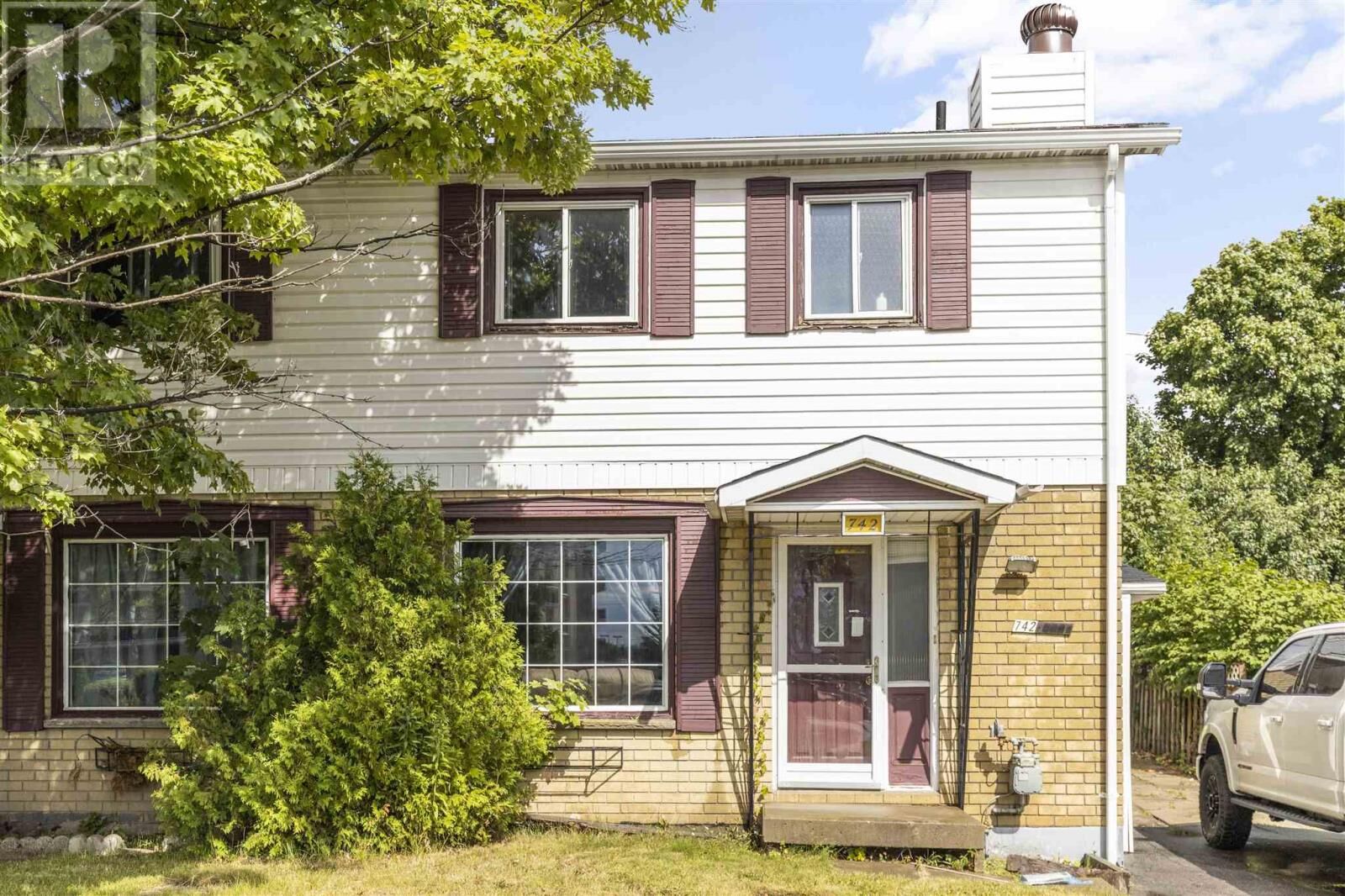 Property Photo: 742 Pine St ON P6B 3G1