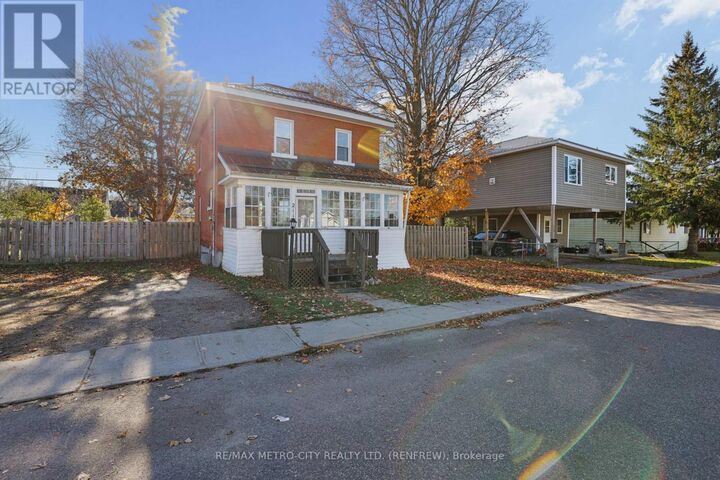 Property Photo:  211 McAndrew Avenue  ON K7V 3X2 
