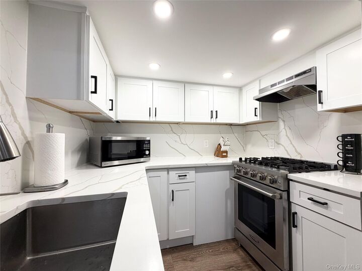 Property Photo:  675 Pelham Road F17  NY 10805 