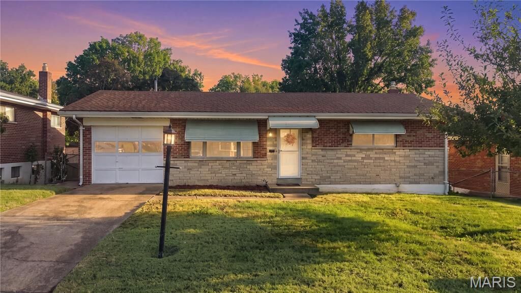 Property Photo: 317 Earlsfield Lane MO 63125