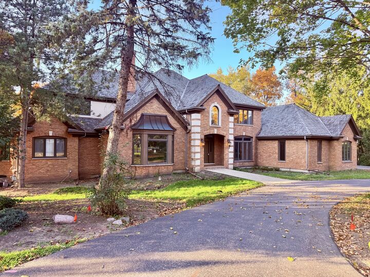Property Photo: 20 Hidden Brook Drive IL 60010