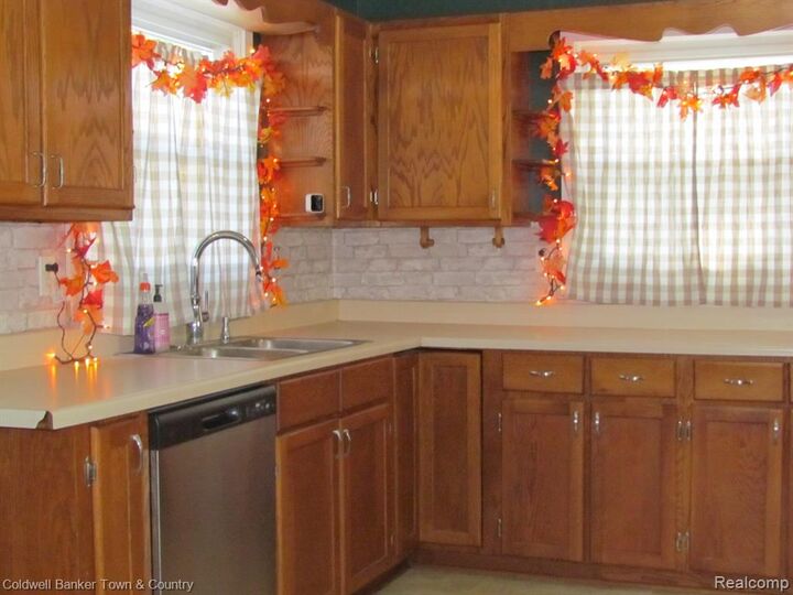 Property Photo:  2115 Sandalwood Drive  MI 48519 