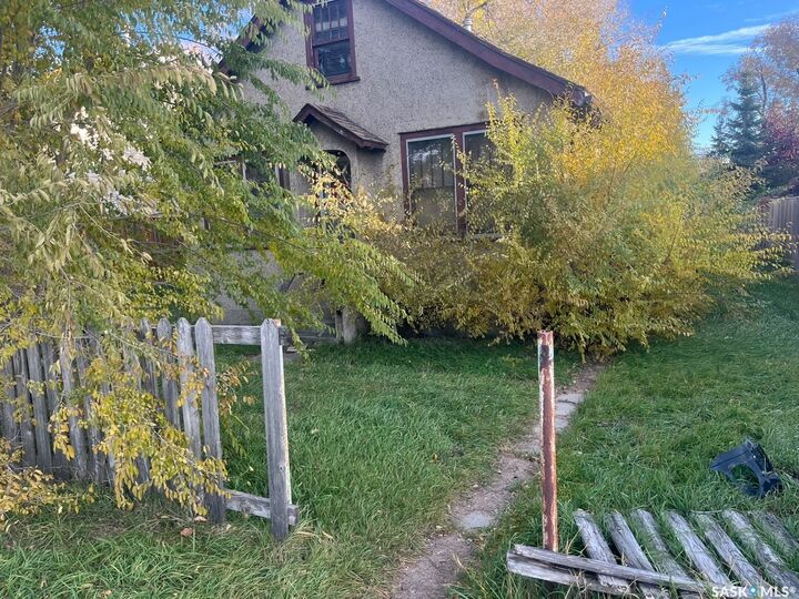 Property Photo:  902 Gray Avenue  SK S7N 2J5 
