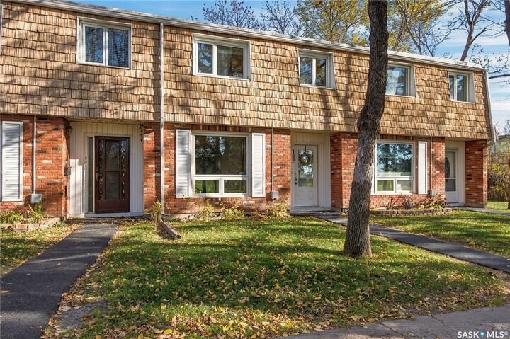Property Photo:  102 Oakview Drive  SK S4R 0E4 