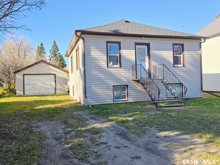 Property Photo:  319 9th Street  SK S0K 2A0 