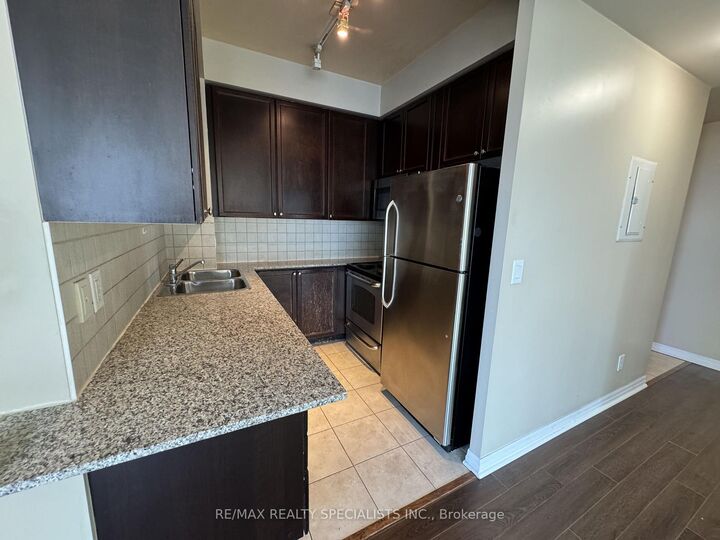 Property Photo:  225 Webb Drive 2302  ON L5B 4P2 