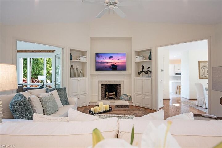 Property Photo: 369 2nd Ave N FL 34102