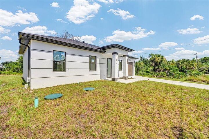 Property Photo: 867 Millpond St E FL 33974