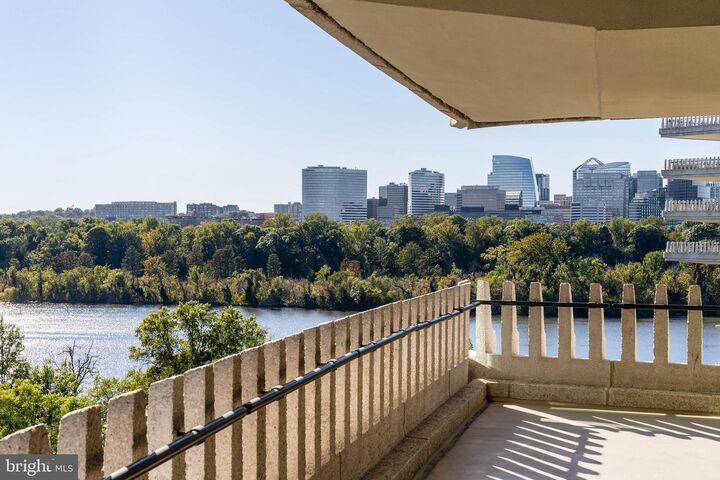 Property Photo:  700 New Hampshire Avenue NW 1018  DC 20037 