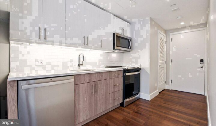 Property Photo:  2200 Benjamin Franklin Parkway E0911  PA 19130 
