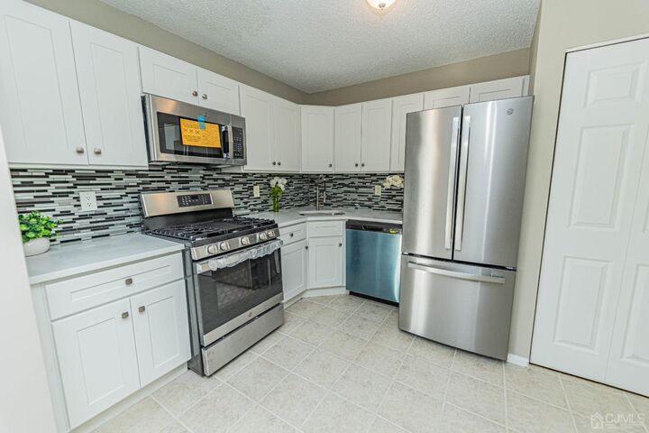 Property Photo:  142 Darwin Lane  NJ 08902 