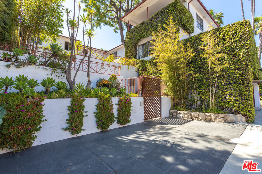 Property Photo:  10959 Strathmore Dr  CA 90024 