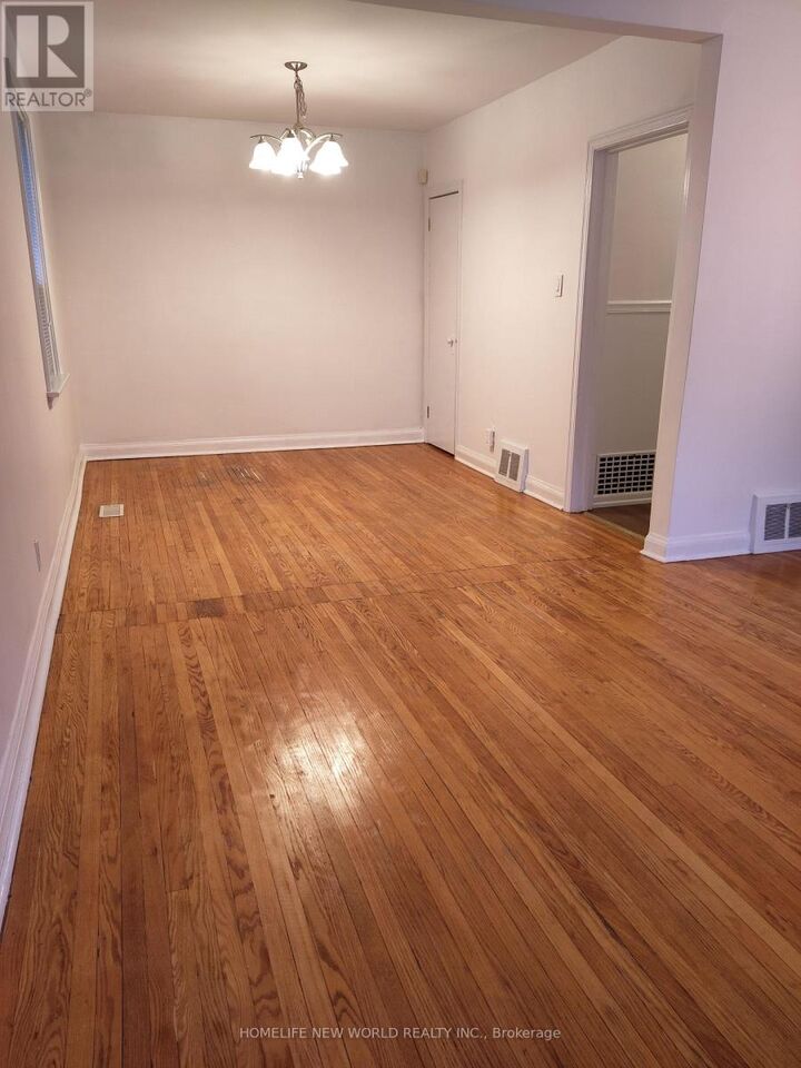 Property Photo: 17 Bonnington Place Gr, 2nd ON M2N 4V2