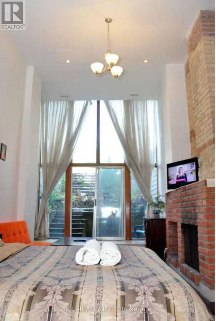 Property Photo: 118 Shuter St Street ON M5A 1V8