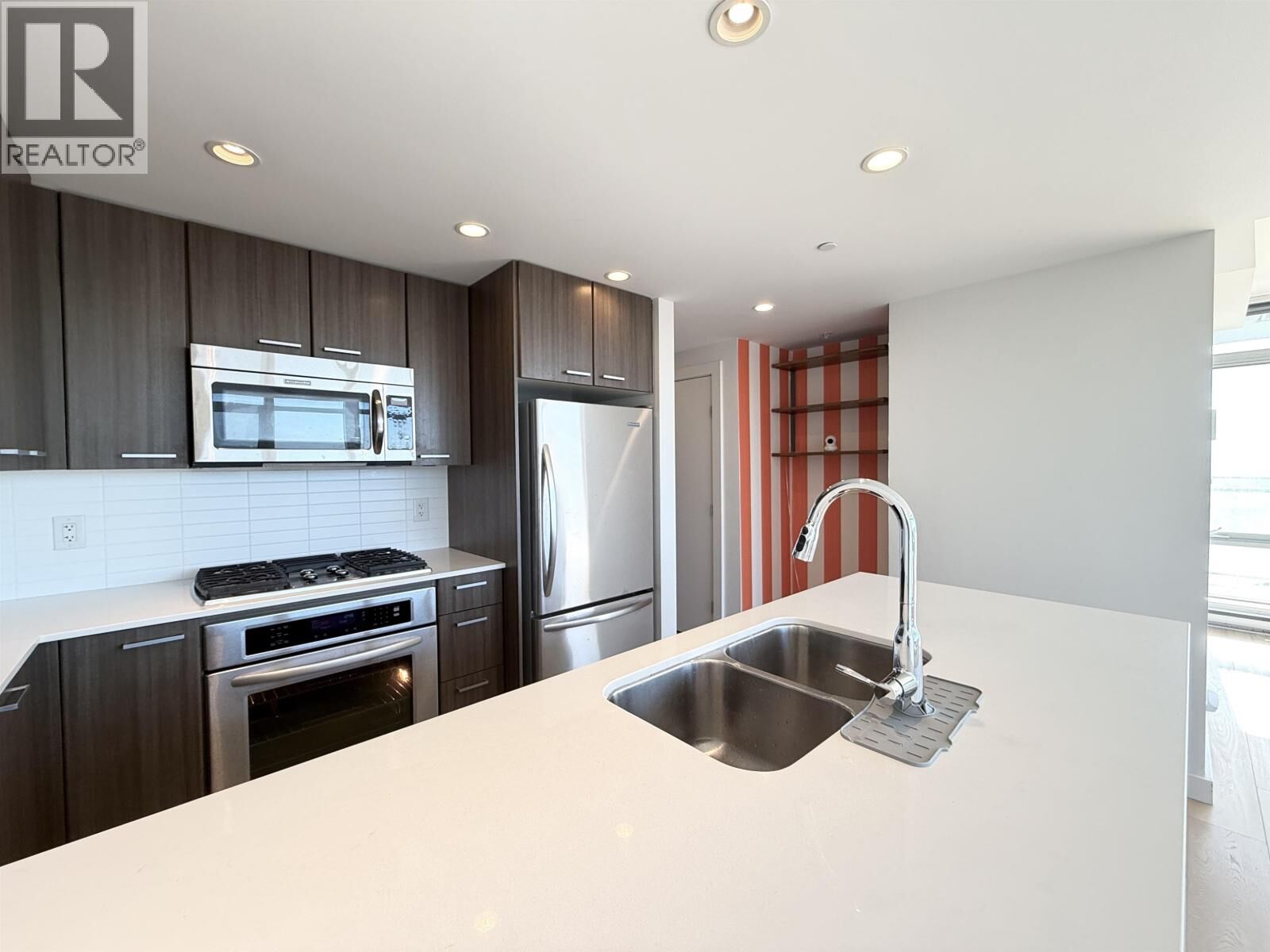 Property Photo: 2955 Atlantic Avenue 4006 BC V3B 0H9