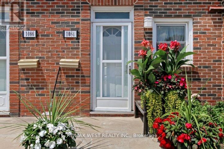 Property Photo:  1084 Southdale Road East  ON N6E 1B2 