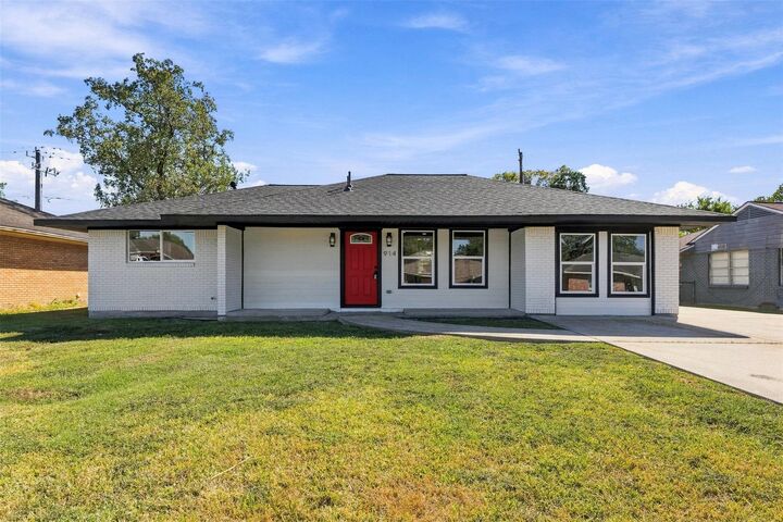 Property Photo:  914 Gary Avenue  TX 77502 
