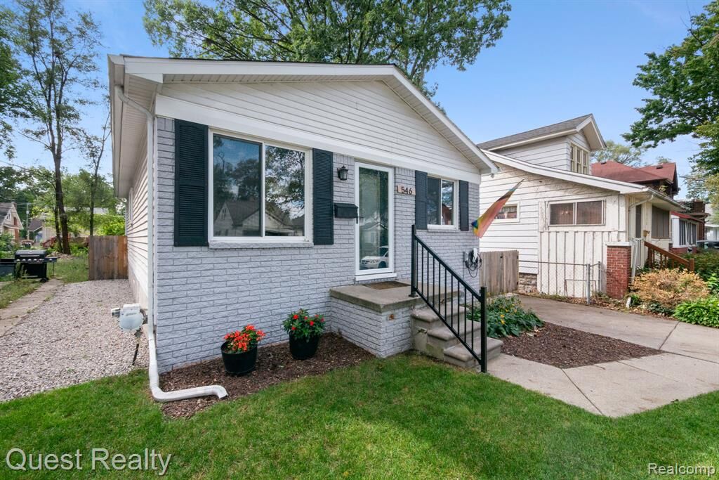 Property Photo:  546 E Drayton Street  MI 48220 1329 