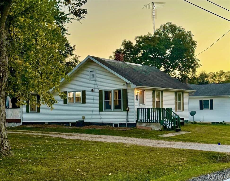 Property Photo:  702 E Main Street  IL 62262 