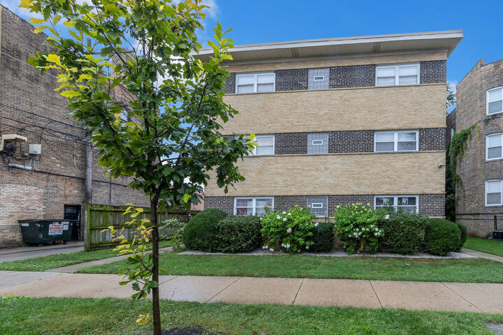 Property Photo: 6414 N Mozart Street 3S IL 60645