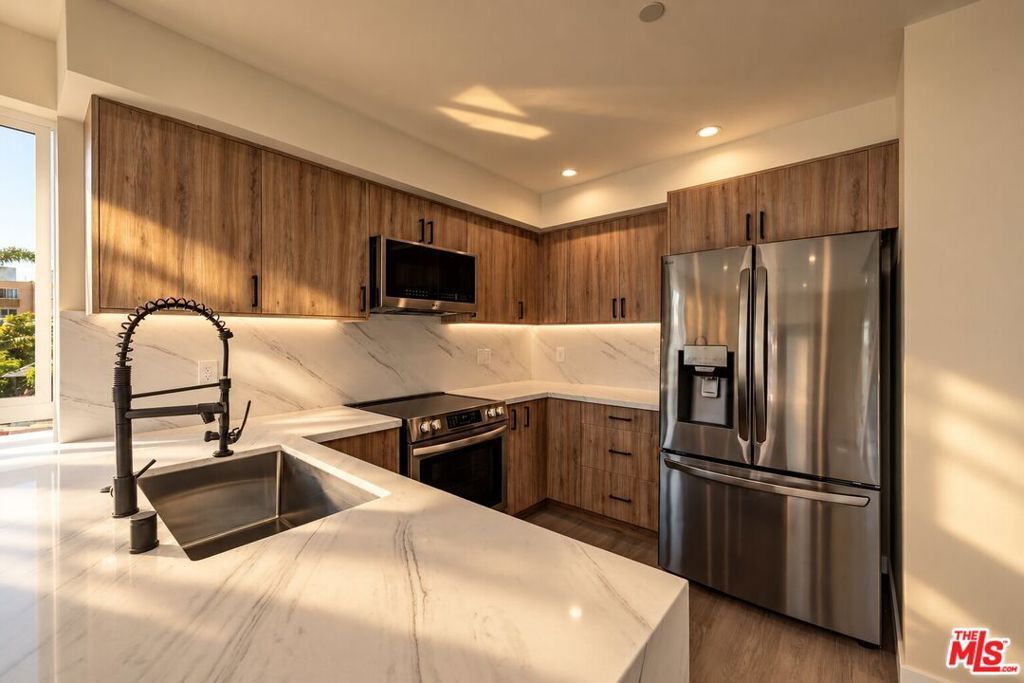 Property Photo:  1307 N Sycamore Avenue  CA 90028 